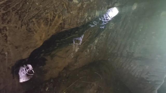 重庆大学城深山发现一排蛮子洞，内部有古人留下的文字和生活痕迹