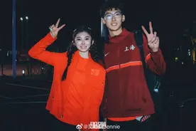 吴艳妮晒与徐卓一合影庆祝夺冠：今年太累了，但守住了自己的原则，热爱才是一切的根基图片