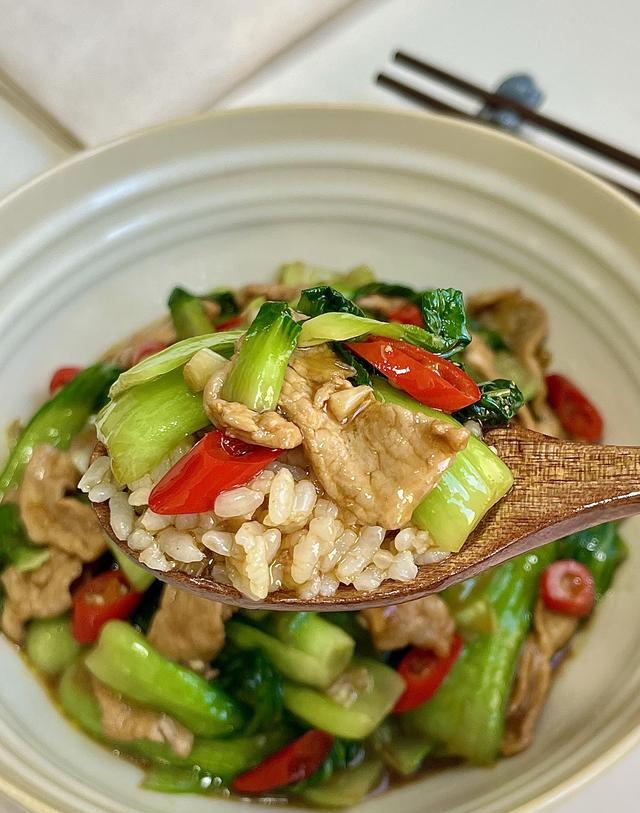 3分钟搞定家常下饭菜！肉片辣椒炒油菜，鲜辣开胃配3碗饭