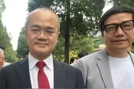美团王兴也去现场观礼了，与雷军合照曝光，两鬓已经斑白图片