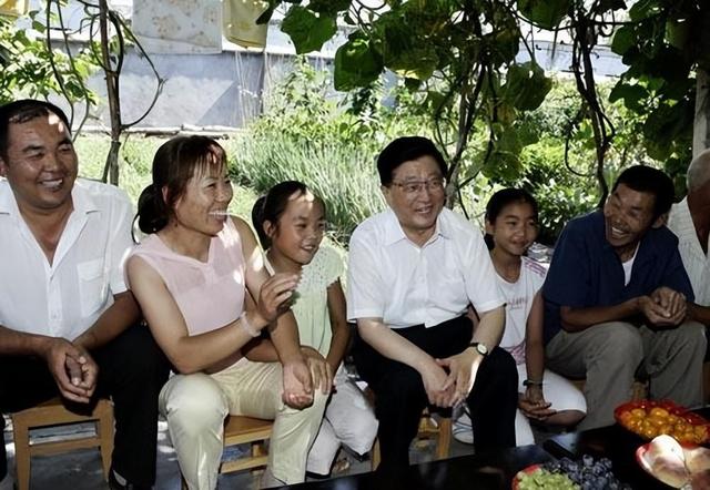 他是原上海市委书记，从政上海40年，65岁官至正国级，69岁病逝