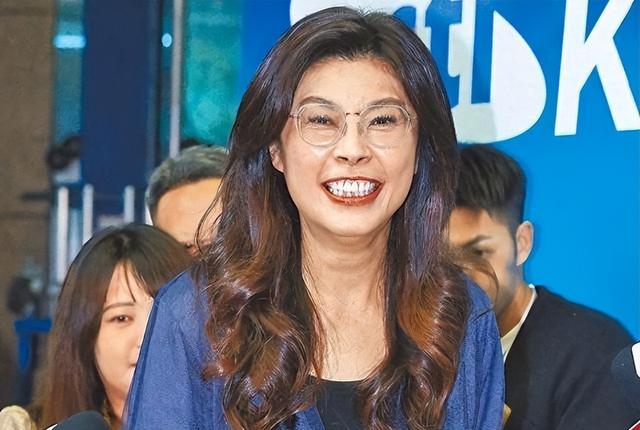 郑丽文不装了？国台办回应武统后，郑丽文宣称：绝不放弃武力保台