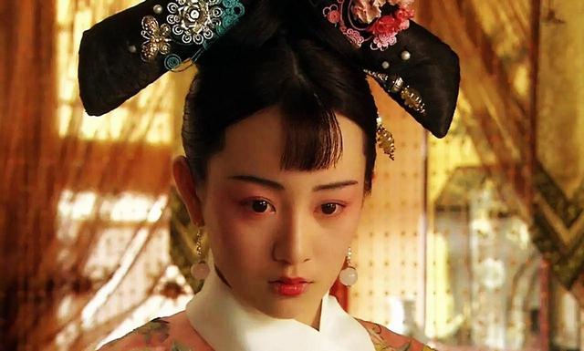 1894年，18岁的珍妃得罪慈禧，被强行扒掉裤子，太监们一拥而上
