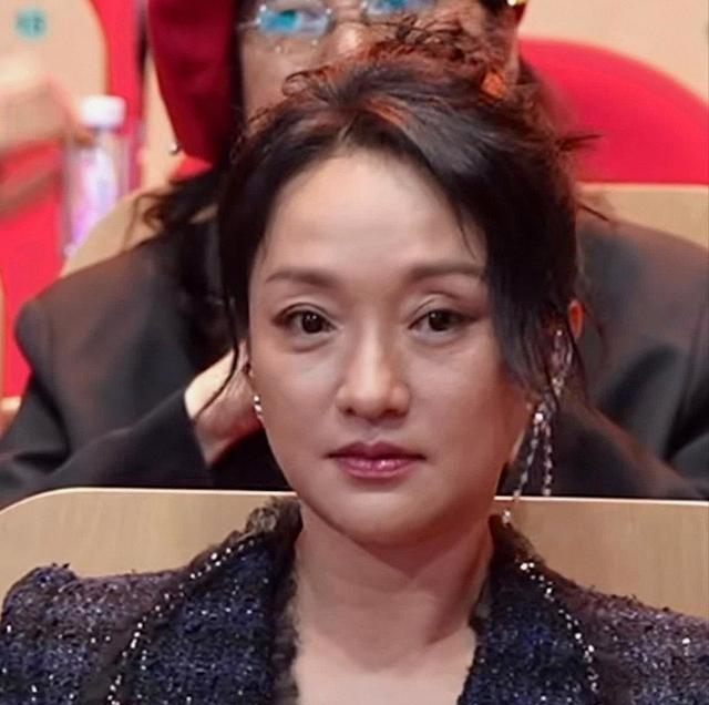 50岁周迅头发花白，抿嘴模样一脸沧桑认不出，无儿无女成最大缺憾