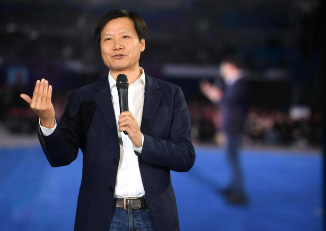 风向变了？官媒接连锐评，没给雷军留一丝体面，董明珠话有人信了
