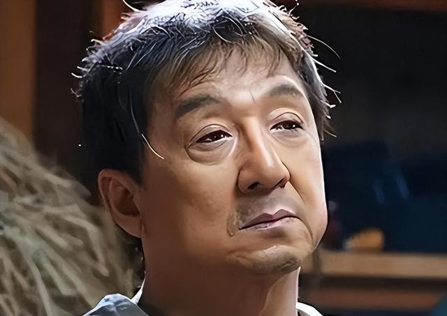 71岁成龙满头白发，儿子不成材，女儿在外流浪