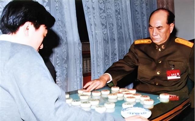 90年张万年调任，临行时向中央提议：广州的家不搬，2年后再回来