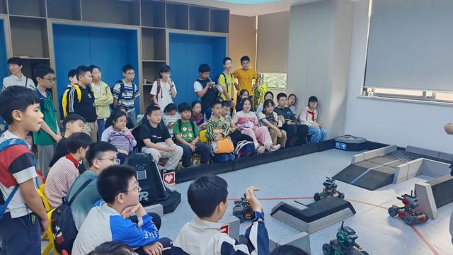 与机器狗互动、操控无人机，南京市同仁小学科创研学太酷了！