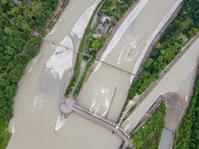 都江堰：哪是什么水利工程，分明是活着的仙园
