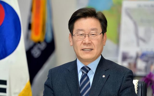 李在明拒绝出席中国阅兵，王毅挂断电话，送了韩国一句话！