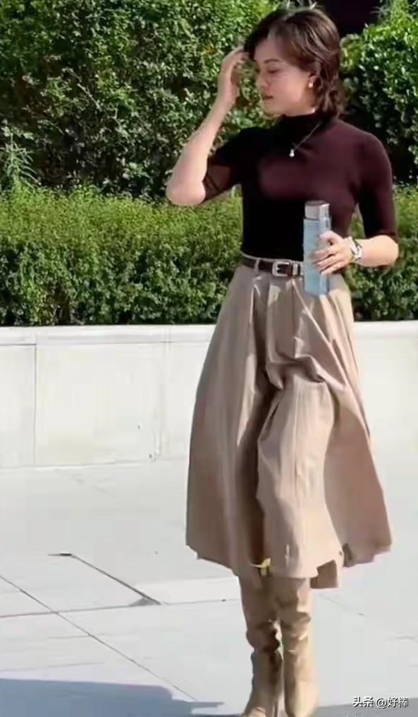 43岁孙俪上班被偶遇，身材真的很好，手里拿着保温杯
