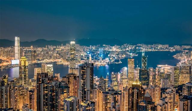 一场时尚大秀,一座大城闪亮