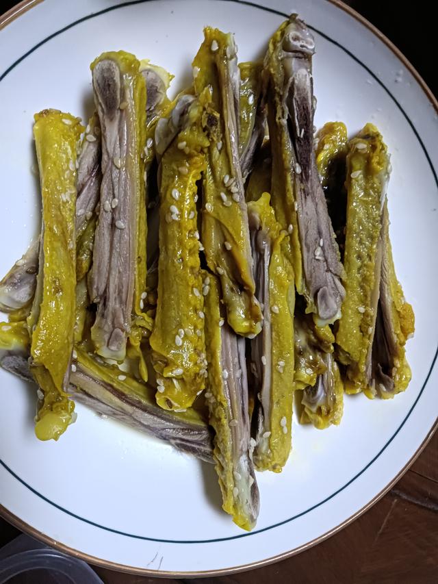 饭菜香引来了“馋猫	”