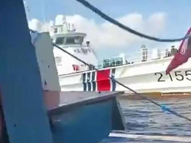 太突然！菲律宾20艘渔船“铁索连环”闯黄岩岛，马科斯这招真的狠