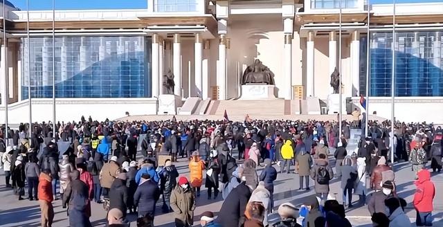 蒙古国应该感激中国，因为300万人口，是守不住156万国土的