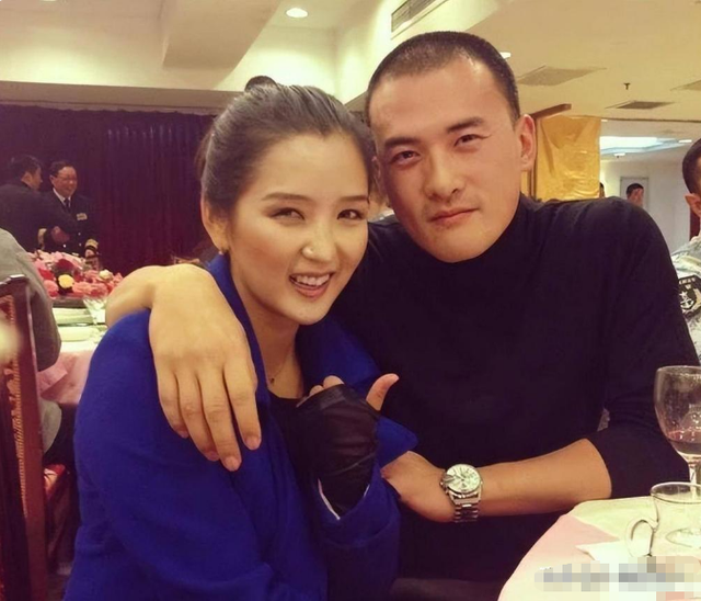 39岁何洁不忍直视，腋下勒出副乳肚子三层肉，要养4个娃操劳疲惫