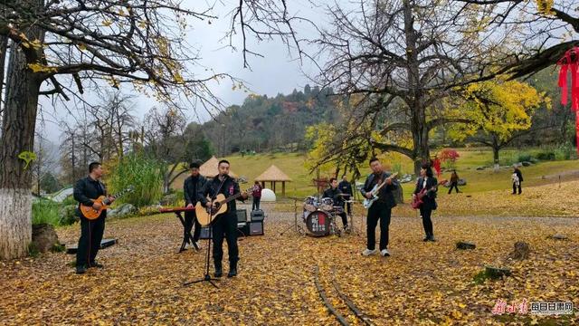 千年银杏映江峡 一曲歌谣醉山村 徽县本土乐队唱活家乡美