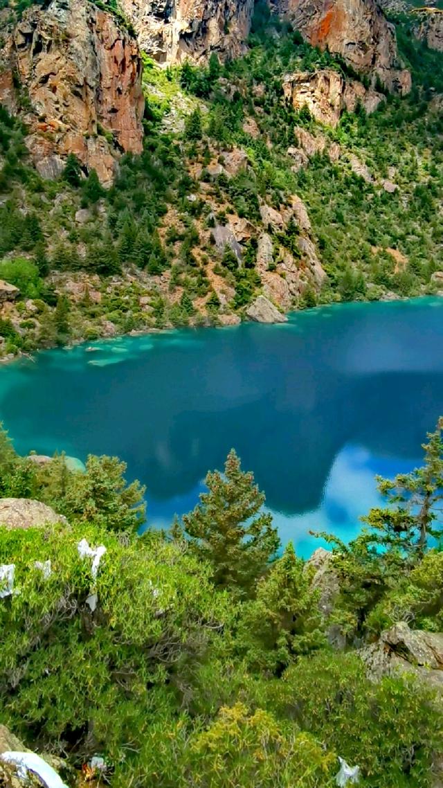 昌都•边坝三色湖，生态环境原始，自然风光奇异，人文景观独特