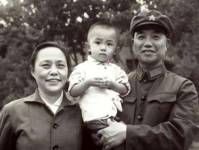 萧克上将孙子萧云松上学时，被老师悄悄询问：是不是家里有困难？