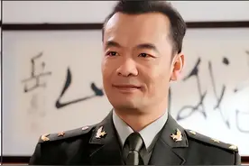 同级别的军长和政委到底谁大？为何要设置两个军级最高领导？图片