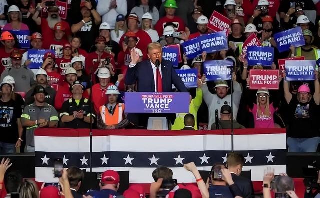 特朗普刚要对中国下重手，突然在大连造船厂内，发现了不寻常一幕