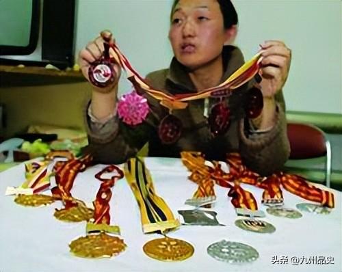 她是9枚金牌的冠军，被教练下药终身不育，退役后当搓澡工嫁和尚