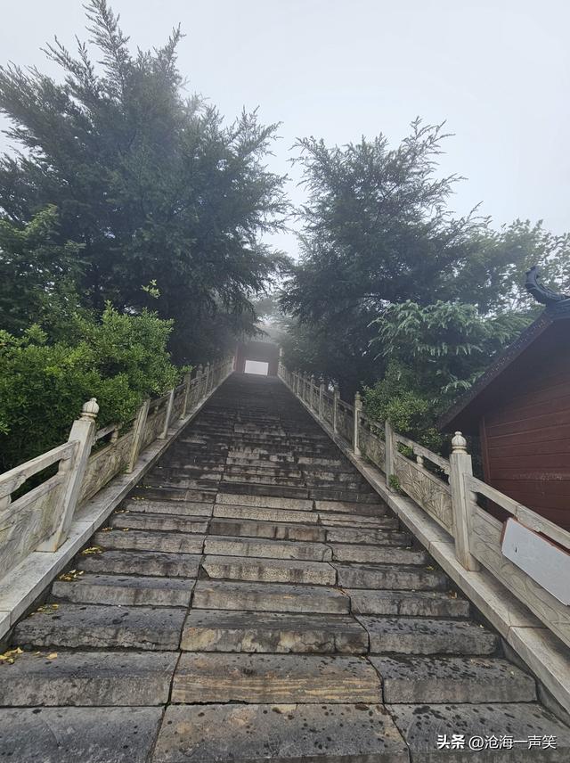 始祖山轩辕祠的长长台阶，路漫漫其修远兮，吾将上下而求索！
