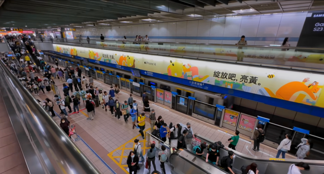 内地游客问：在香港为啥不让蹲？