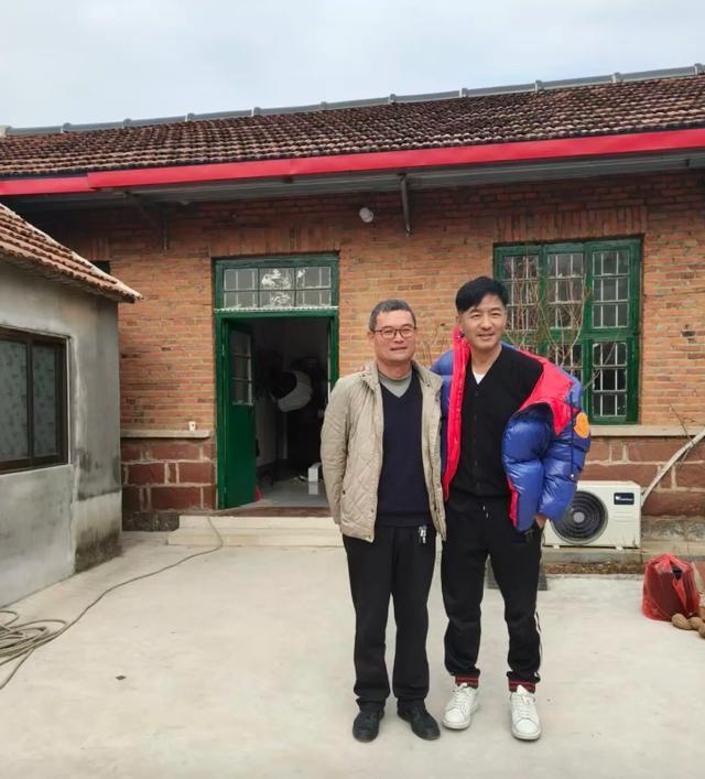 程莉莎陪郭晓东回村，和婆婆住破旧老房吃地瓜，穿3万元大衣喊冷