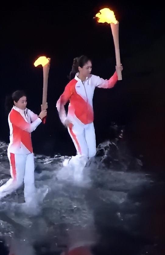 霍启刚高调官宣喜讯仨月，郭晶晶再破天花板，让整个贵妇圈沉默了