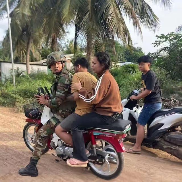 连国丧都顾不上了！泰国王打破常规访华，他们实在是撑不住了