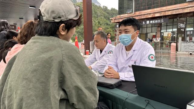 辉县市中医院:国庆假期景区“摆摊”,中医药康养玩法超有料
