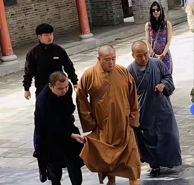 女徒弟众多，老僧见面下跪，释永信在少林寺的生活，到底有多爽？