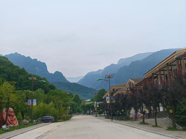 到秦岭避暑你去哪里？我进了青峰峡，虽然不算好房车营地却很凉快