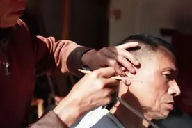 脑有疾，耳先知！医生再三强调：耳朵有这2种迹象，尽早去检查图片