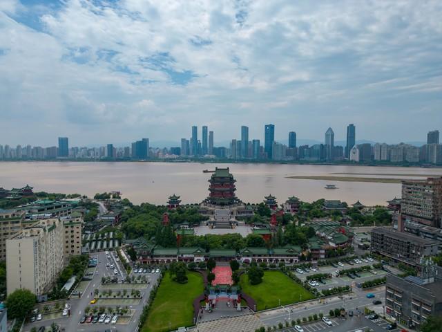 南昌：豫章故郡，洪都新府，从古至今赣江的晚风文脉在此沉淀。