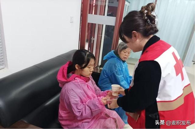 麦积烟雨最动人，雨天服务更暖心 麦积山暖心服务保障游客“烟雨之旅”