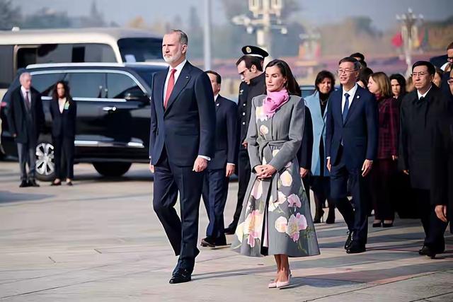 费利佩六世携王后抵达北京，莱蒂齐亚穿中式花朵外套，美丽有气质