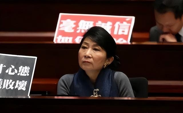 苍天饶过谁！拒唱国歌否认中国籍，俩儿子落户国外，她现状如何？