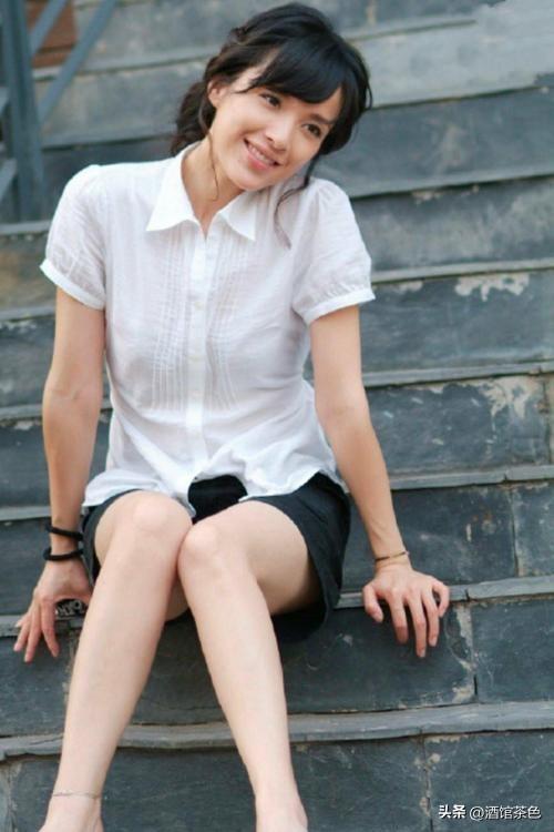 她26岁成双料影后，二婚嫁靳东高龄生下两子，今48岁美得自信从容