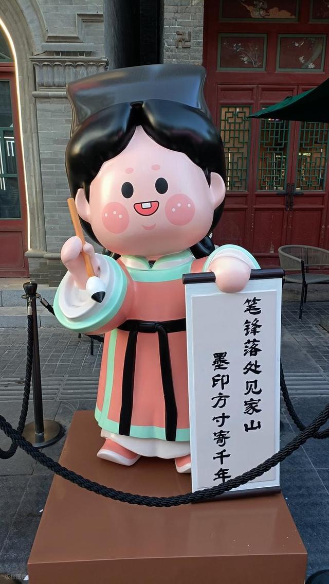 太原钟楼街各式卡通雕塑惹人爱