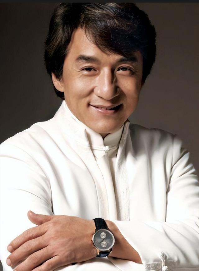 71岁成龙满头白发，儿子不成材，女儿在外流浪