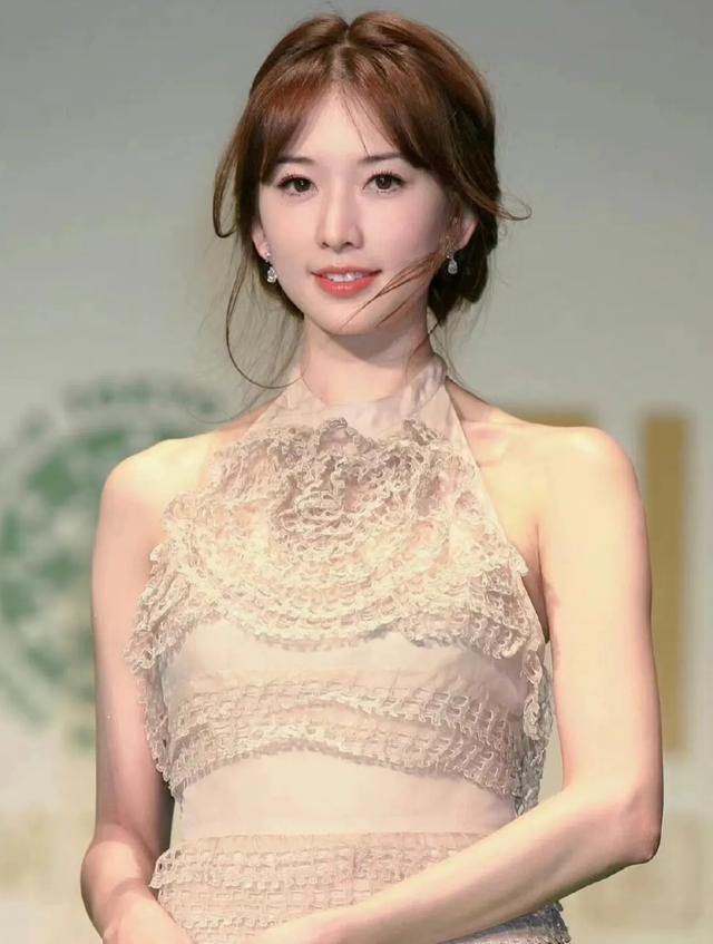 用力过猛！51岁林志玲打扮“日系”现身上海，网友：又老又年轻