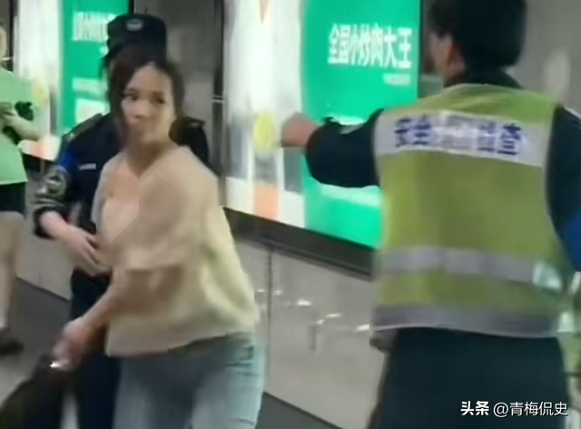 女子追打安检员后续：知情人透原因，女子正脸曝光太狰狞，已拘留