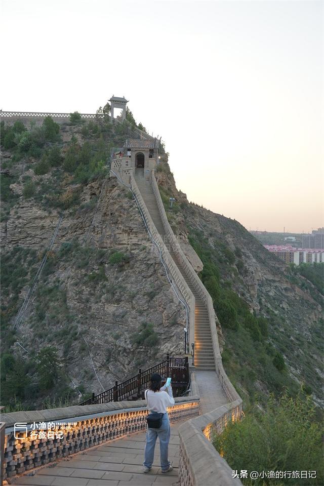 陕北有座“云顶天宫”，1公里山脊薄如刀背，挤了100多座古建筑