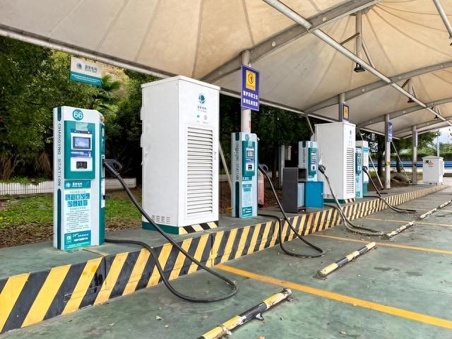 新能源车高速充电要叫号！国庆高速充电量涨41%，4.8万台桩扛不住