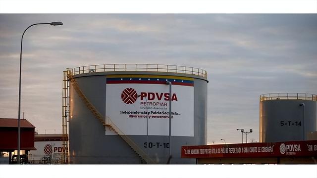 “世界强盗	”名不虚传，美国空降委内瑞拉油轮，抢走200万桶石油