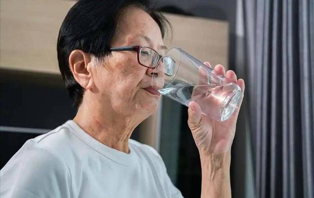 医生发现：大量喝水的高血压患者，用不了多久，身体或有6大变化