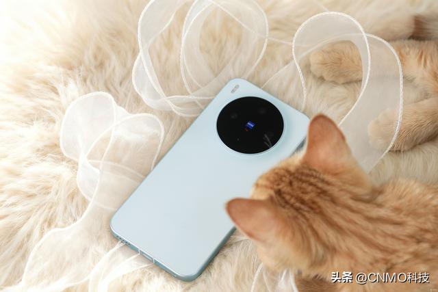 vivo X300图赏：治愈色彩搭配丝绒触感 上手就忍不住想“Rua”！