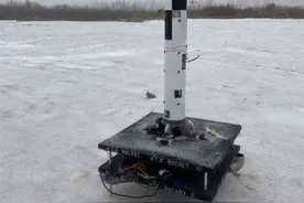 太牛了！泰安“00后”少年自制矢量可回收火箭图片